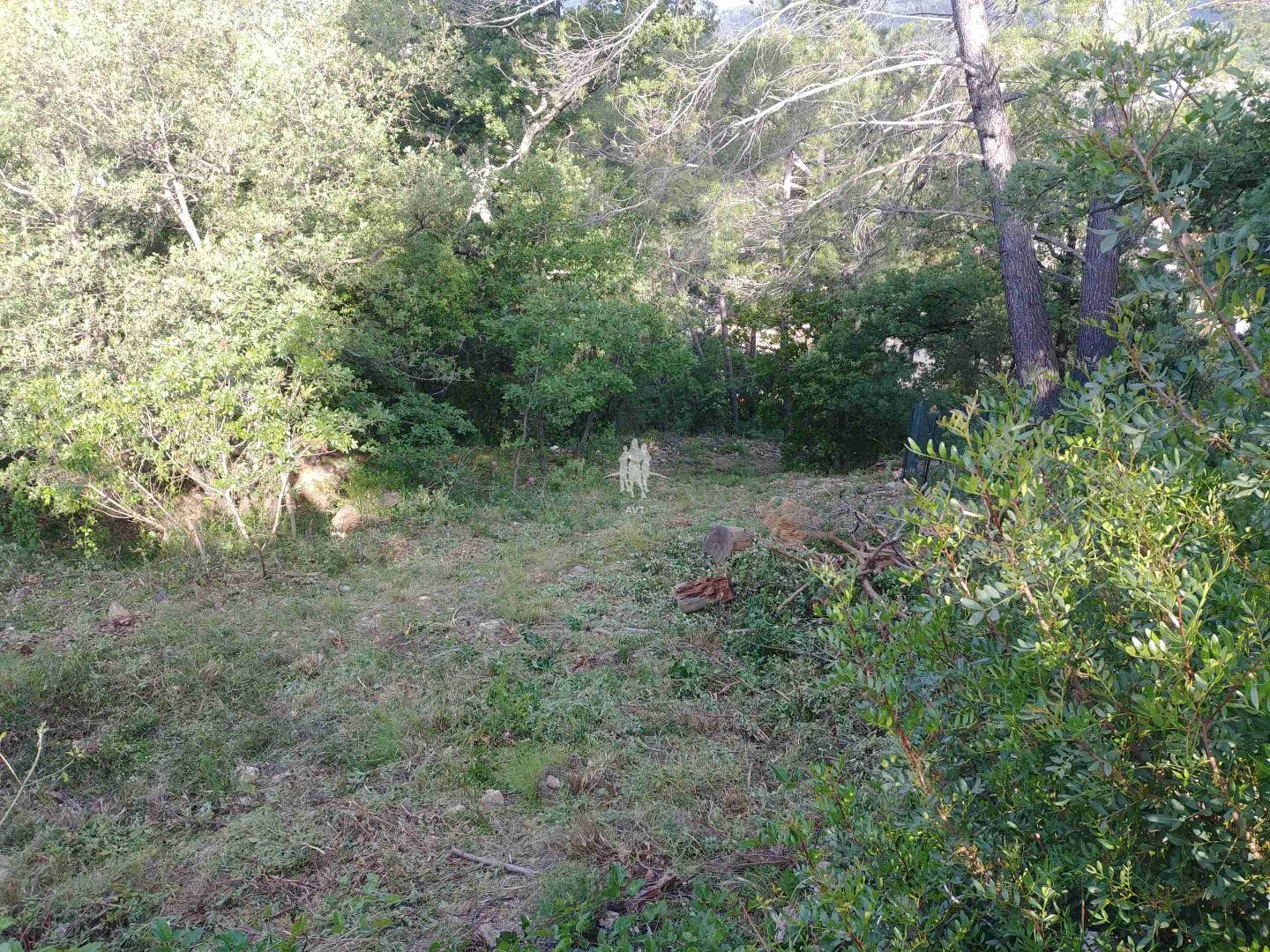 CALLAS :  Terrain 800m2, à 3mn du village.