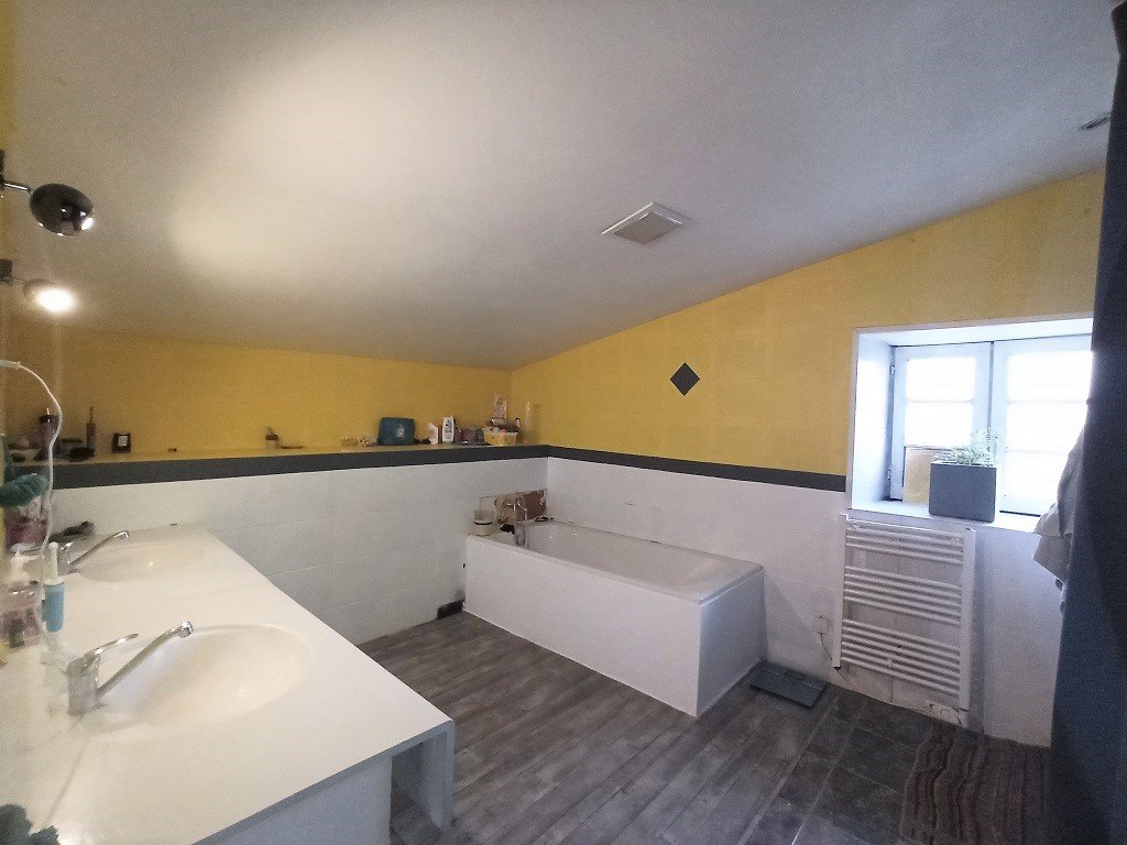 Maison à vendre  - 7 pièce(s) - 217m2 - Berneuil (17460)