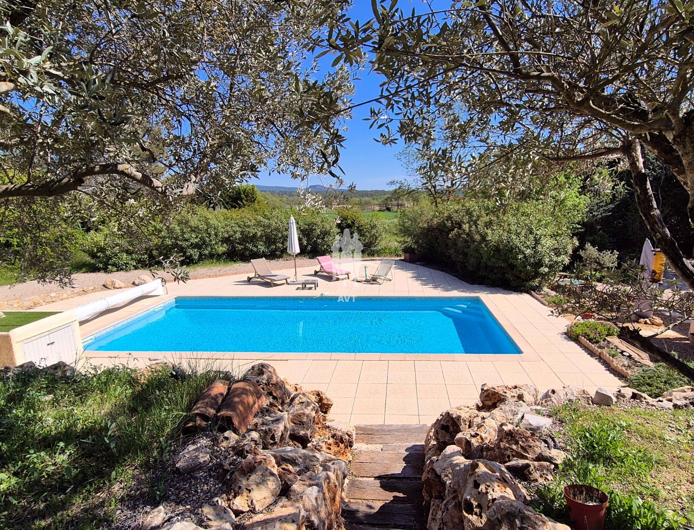 MAISON CALLAS DANS UN CADRE VERDOYANT