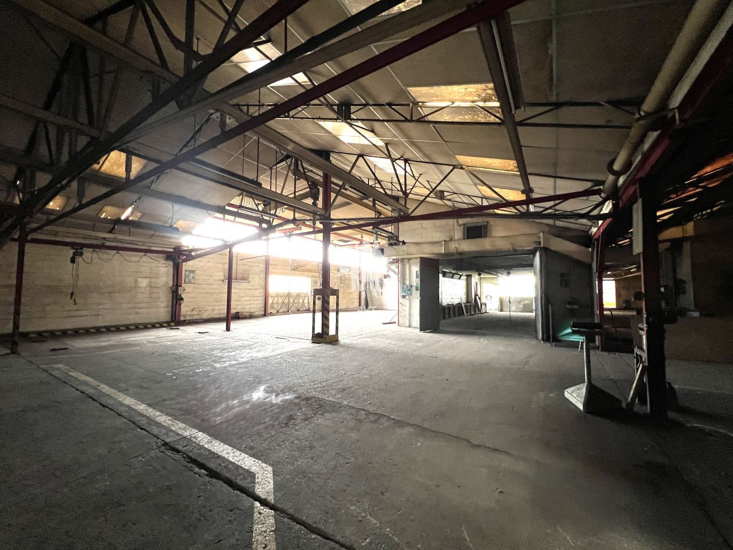 Entrepots et Bureaux à vendre  - 15 pièce(s) - 3170m2 - Bonnières-sur-seine (78270)