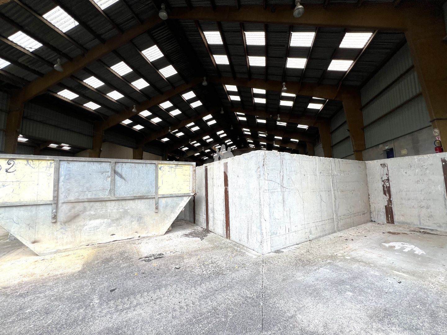 Entrepots et Bureaux à vendre  - 6 pièce(s) - 2800m2 - Val- De -reuil (27100)