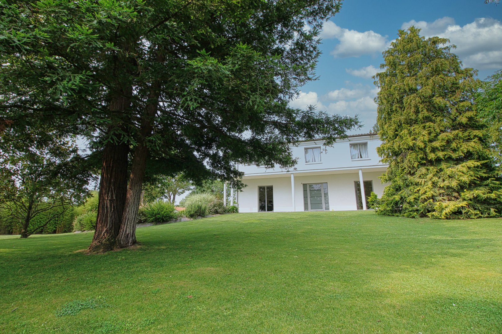 Maison rénovée à vendre  - 8 pièce(s) - 290m2 - Saujon (17600)