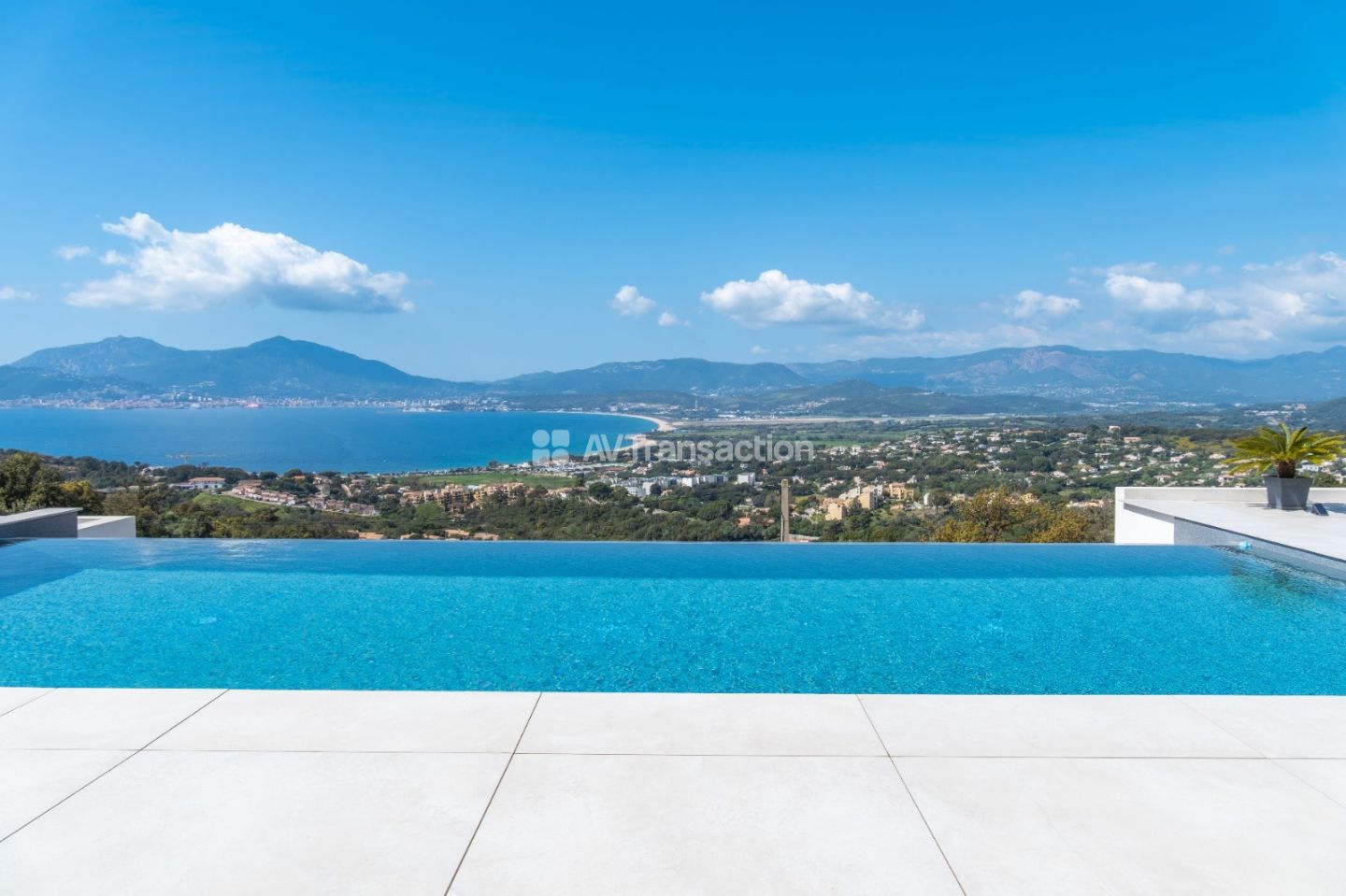 Propriété à vendre  - 7 pièce(s) - 329.43m2 - Porticcio (20166)