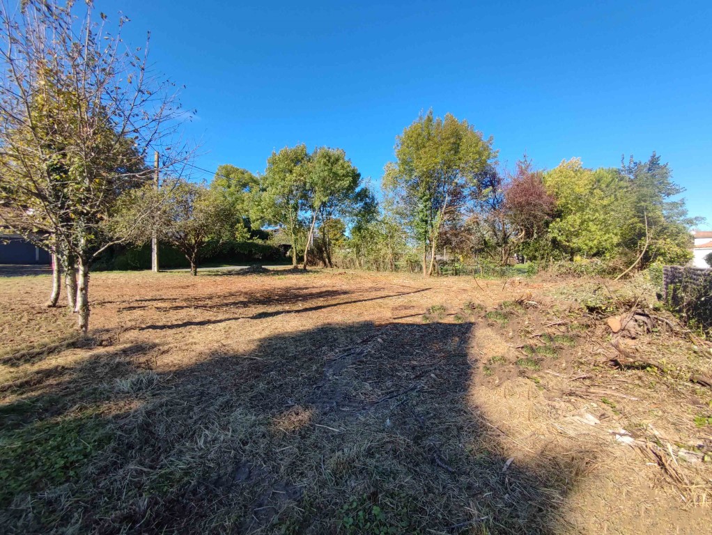 Terrain constructible à vendre  - 705m2 - Echebrune (17800)