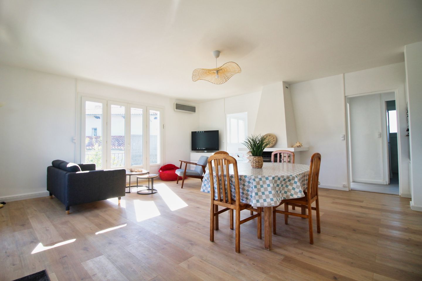 ROYAN - APPARTEMENT RÉNOVÉ - JARDINET PRIVATIF - PARKING