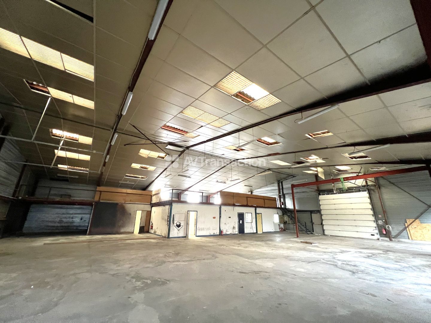 Entrepots et Bureaux à vendre  - 855m2 - Caen (14000)