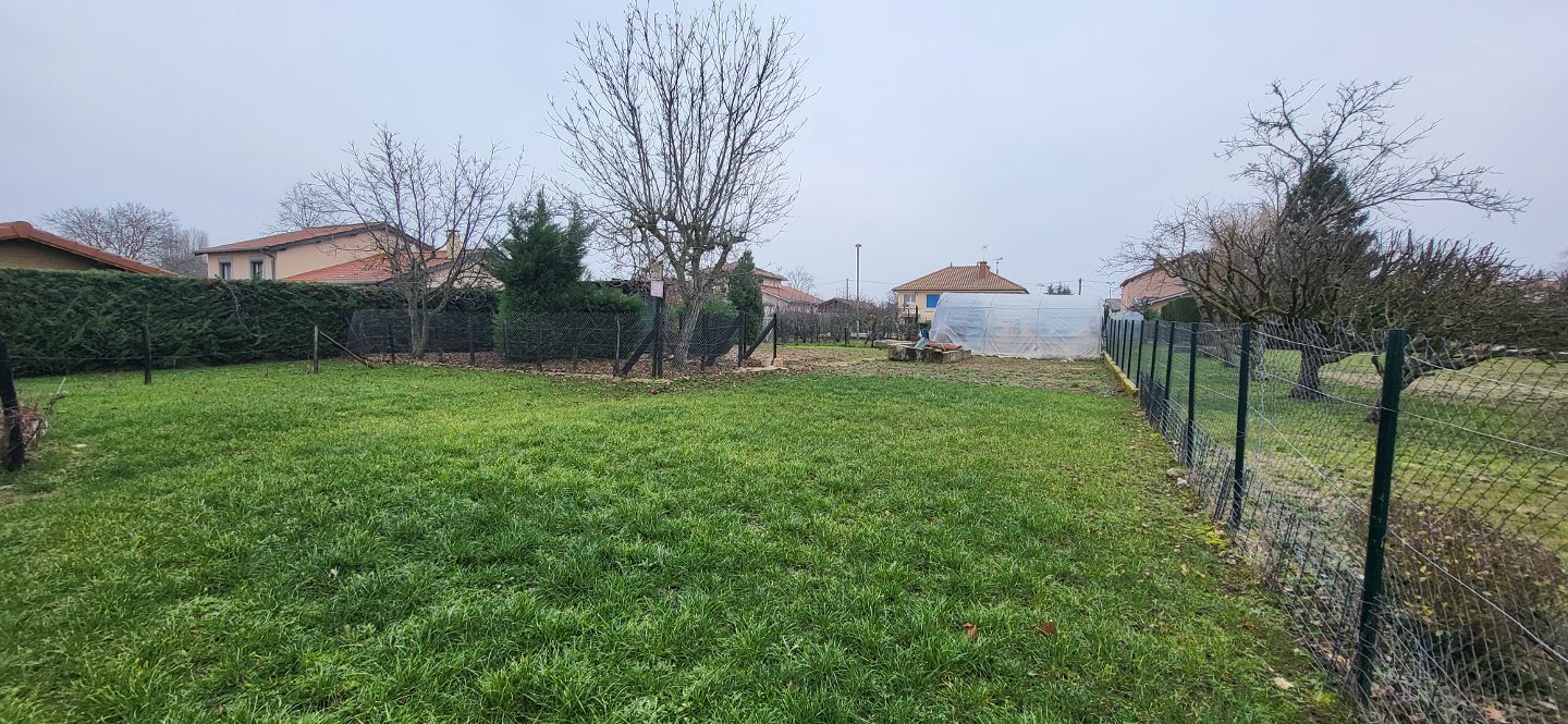 Terrain constructible à vendre  - 830m2 - Grièges (01290)