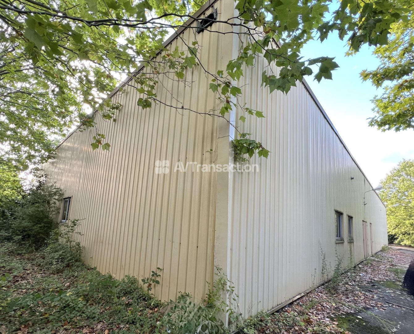 A vendre , Orgeval ( 78630 )  entrepôts 2815 m2
