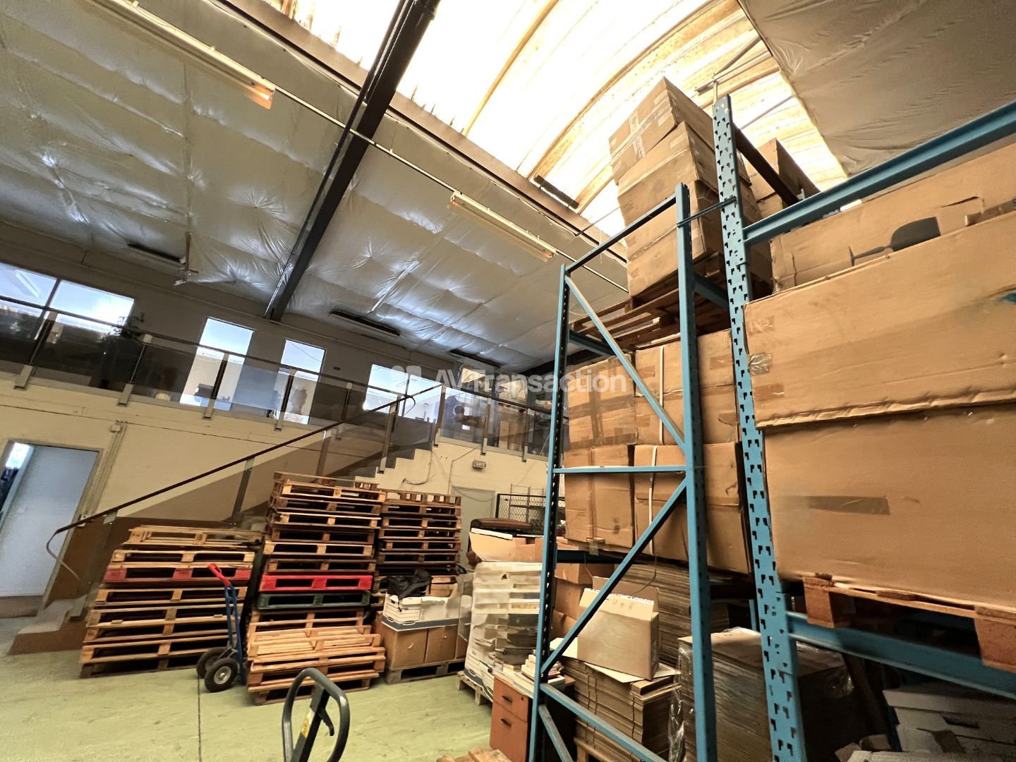 Entrepots et Bureaux à vendre  - 10 pièce(s) - 2815m2 - Orgeval (78630)