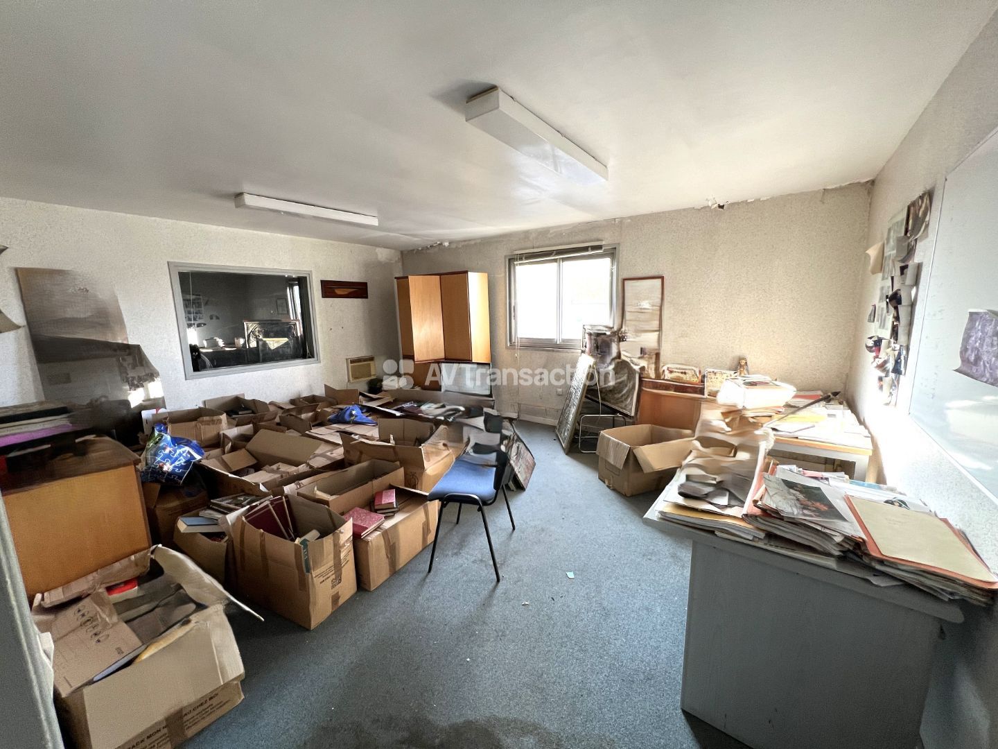 Entrepots et Bureaux à vendre  - 10 pièce(s) - 2815m2 - Orgeval (78630)