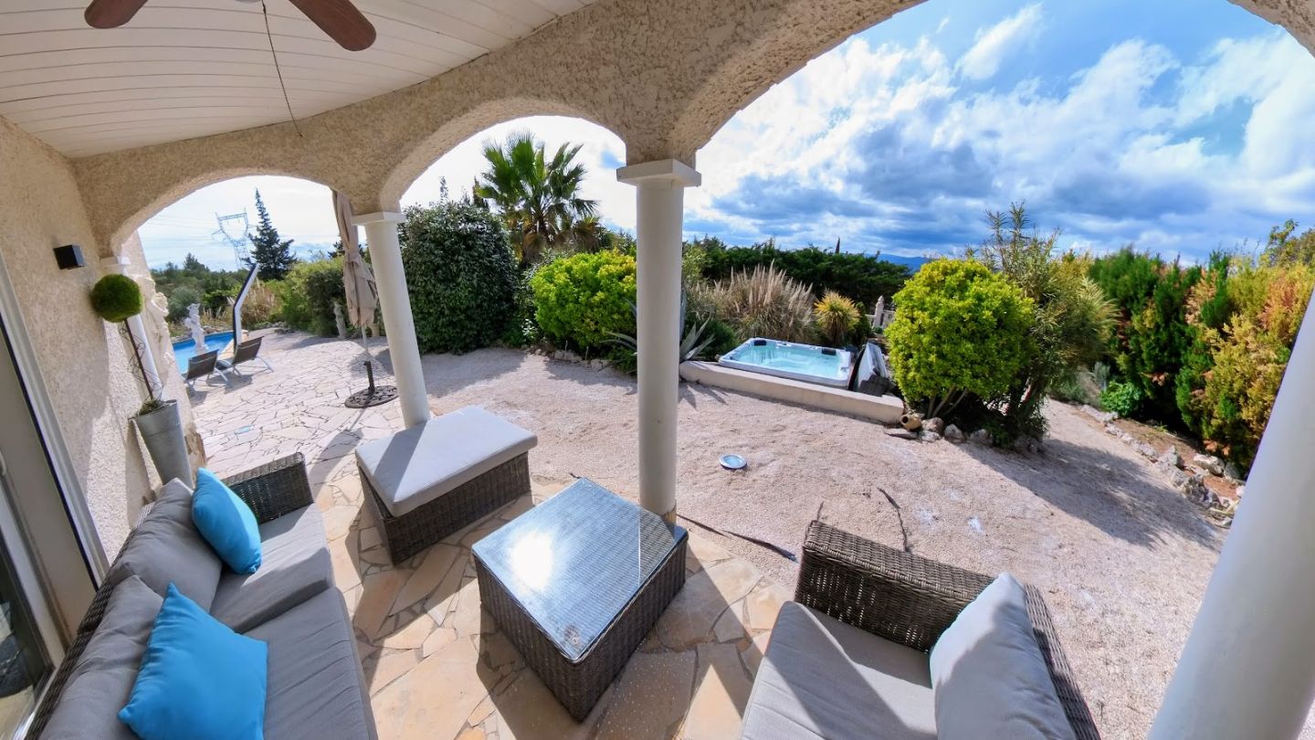 Villa Méditerranéenne Exclusive (100 m²) avec vue panoramique.
