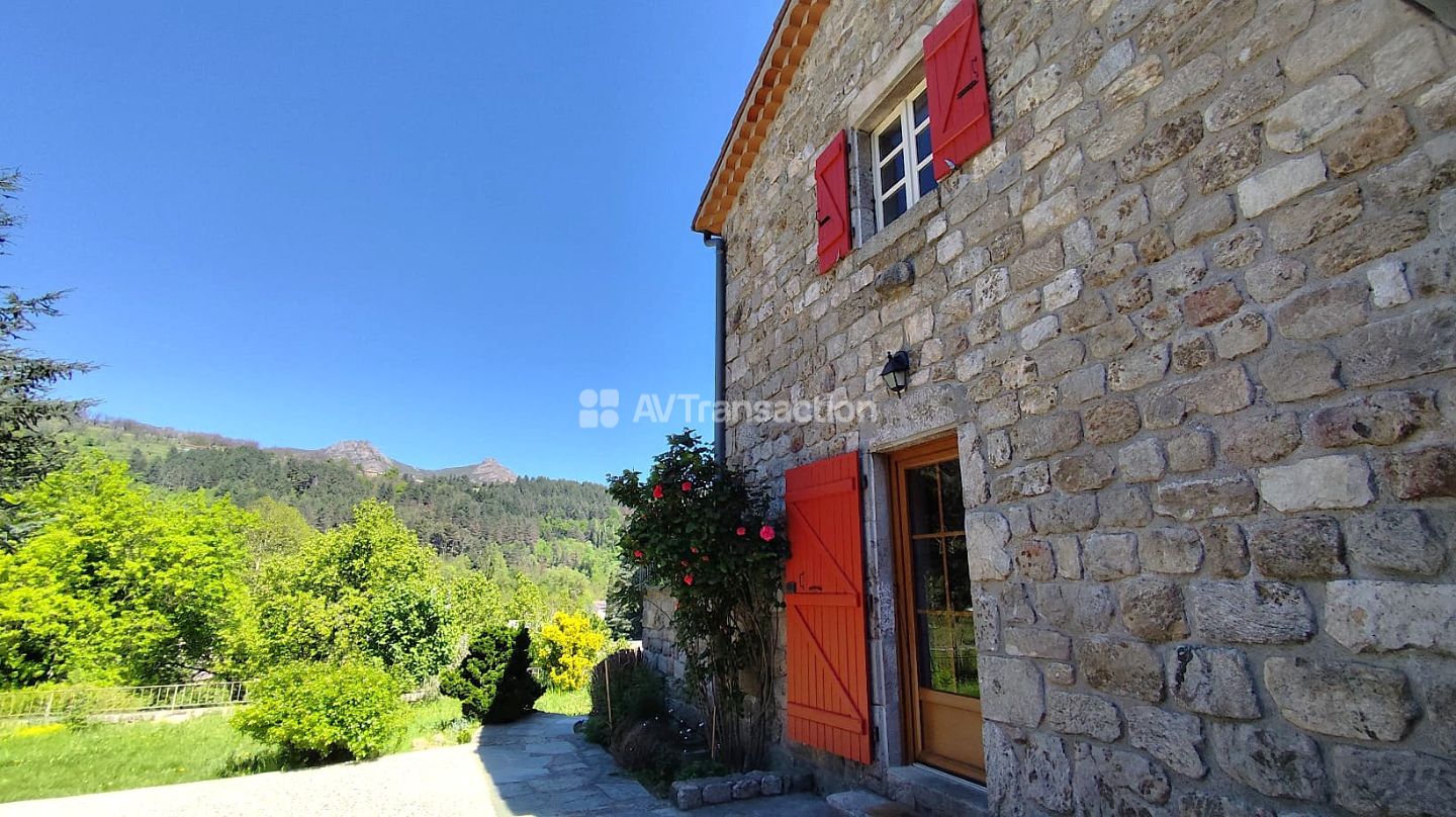 Jaujac, maison en pierre, rénovée, proche centre, au calme