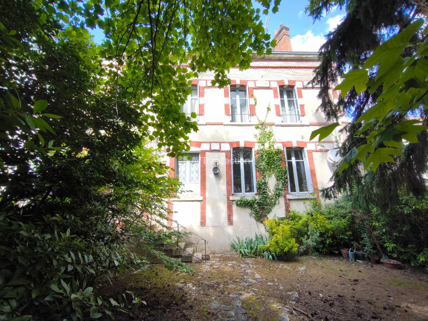 Maison de ville avec maisonnette, 427m² de terrain 