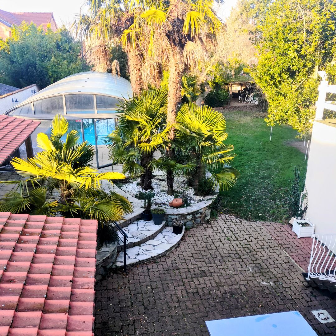 Maison de 329 m2 habitable, élevée sur 1120 m2 de terrain.