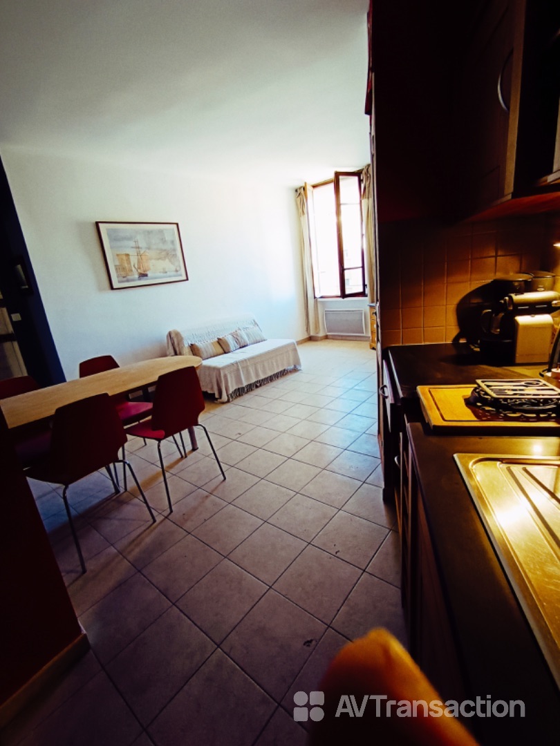 JOLI 2 PIECES DERNIER ETAGE PORT DE CASSIS