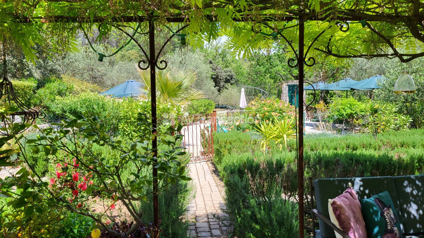 Maison à vendre  - 9 pièce(s) - 315m2 - Flayosquet (83300)