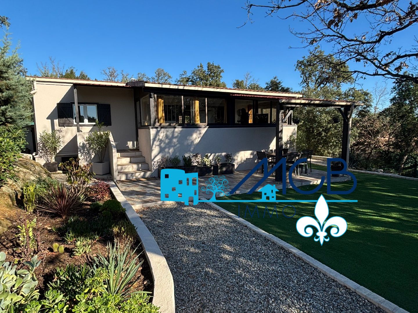 Maison dans domaine avec piscine