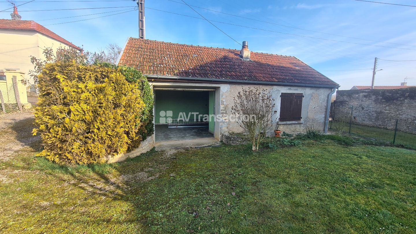 Terrain constructible avec maisonnette avec garages