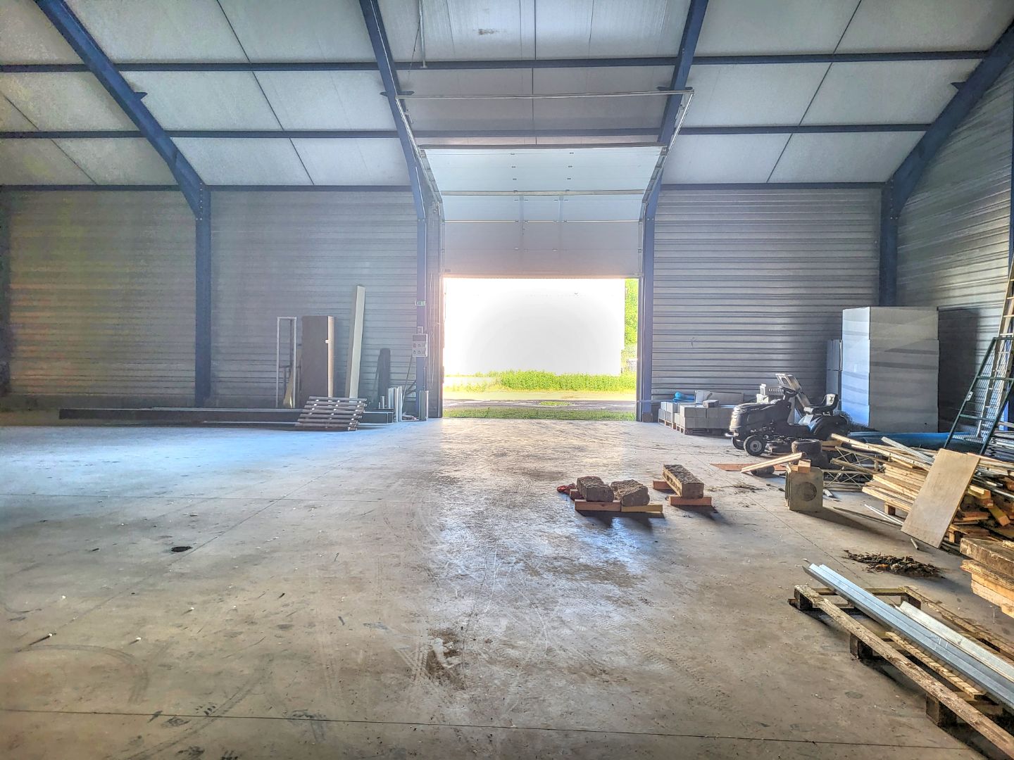 Locaux d'activité à vendre  - 1000m2 - Mâcon (71000)