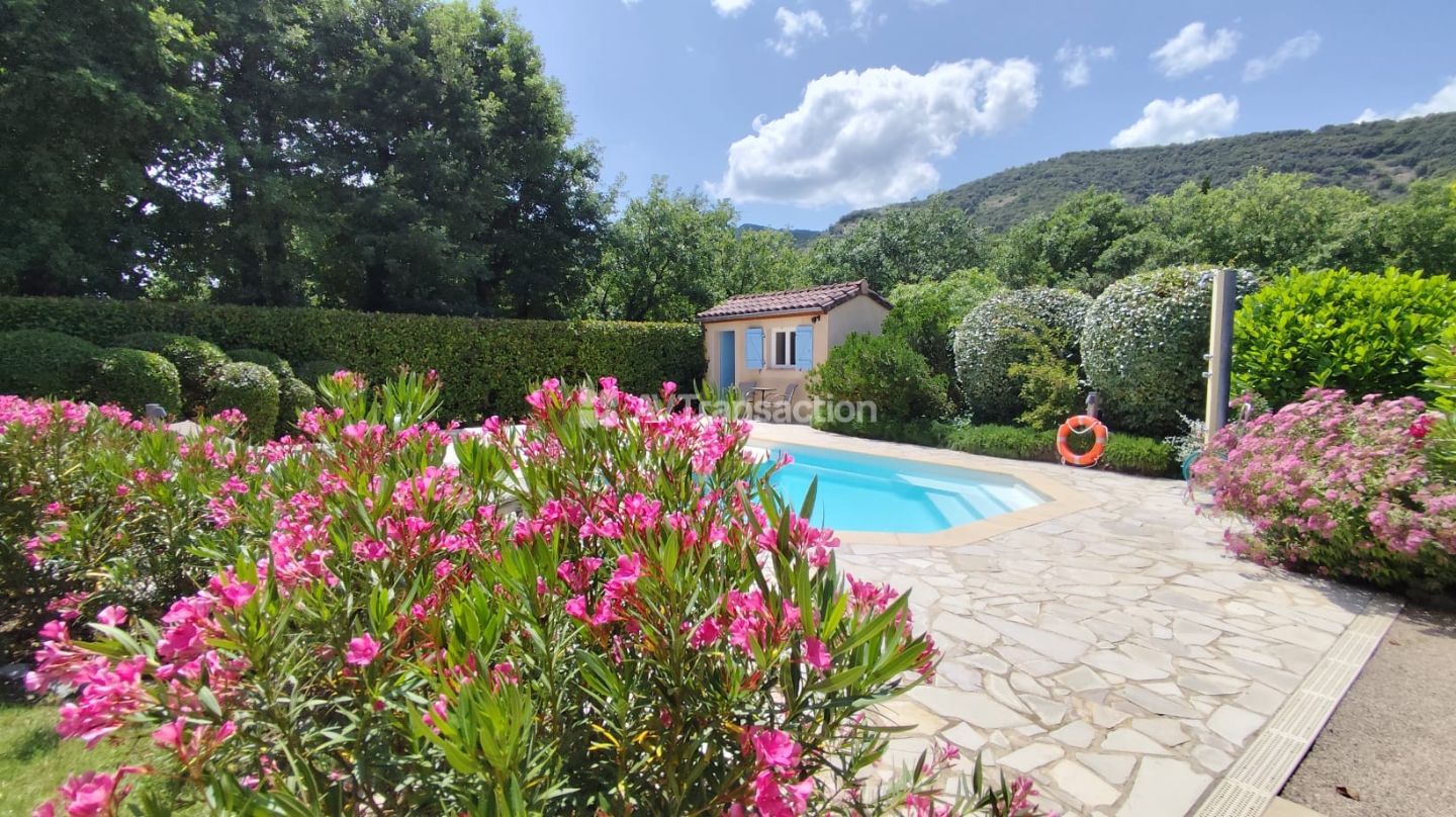 Villa, 5 chambres, piscine chauffée, 935m2, panneaux photovolt.