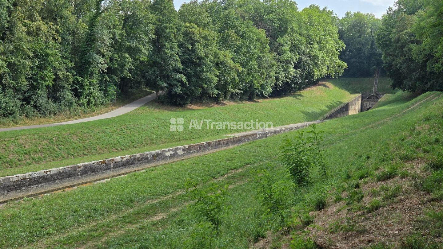 PROPRIÉTÉ ISOLÉE DE 300 M² SUR 76 ares 