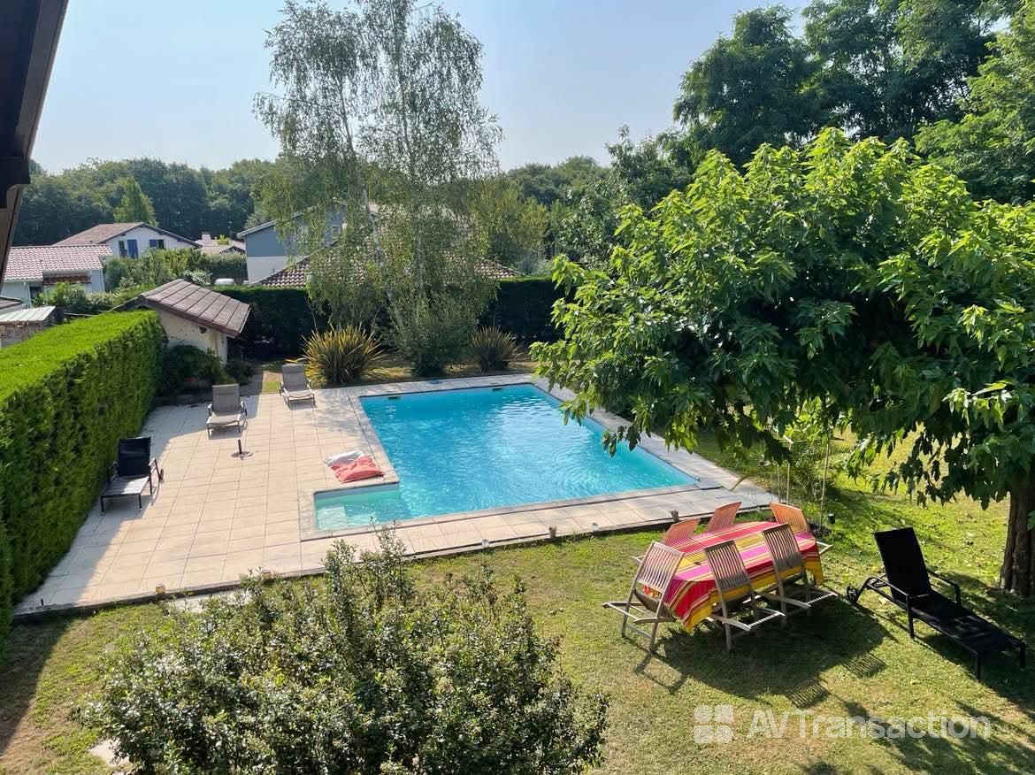 Maison landaise en lisière de forêt.