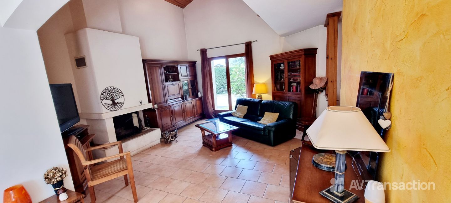 Maison landaise en lisière de forêt.