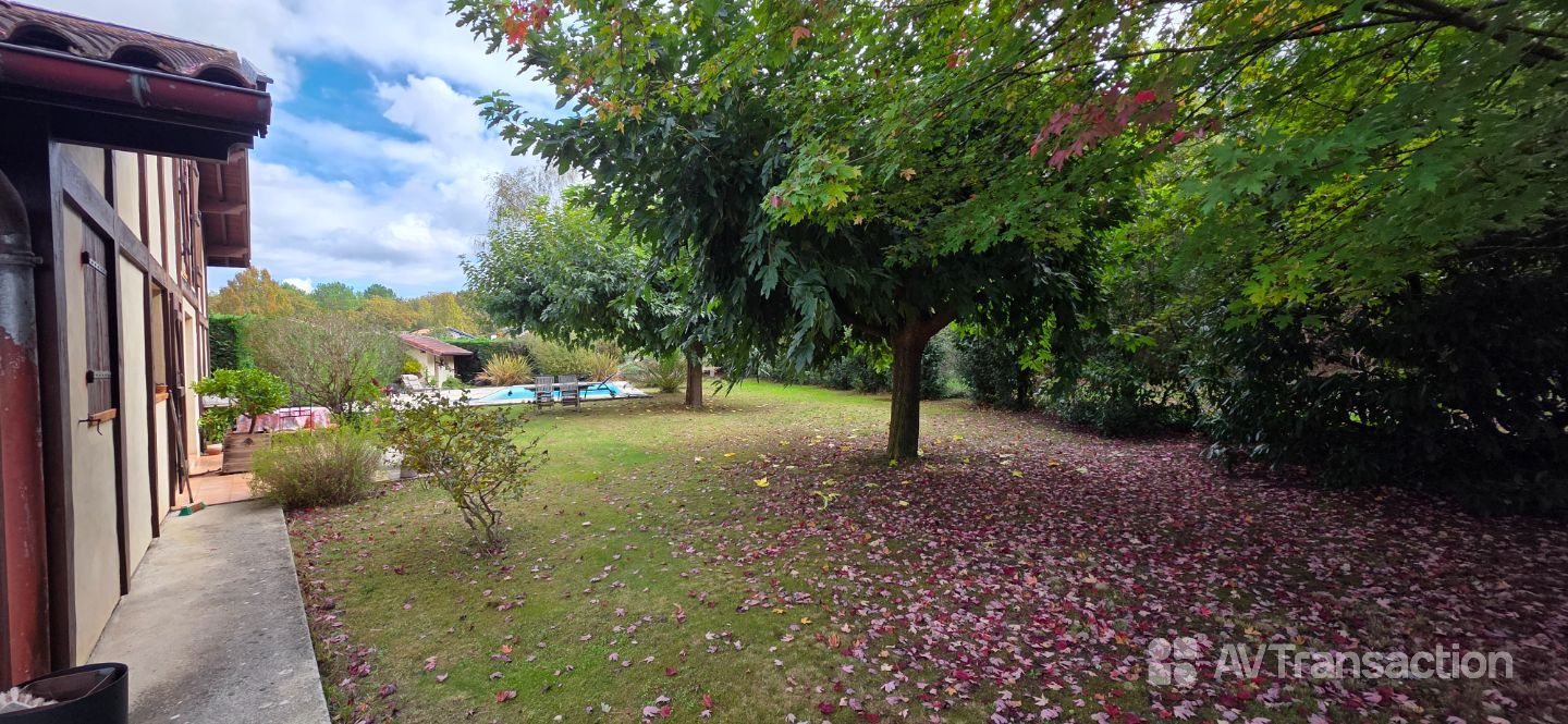 Maison landaise en lisière de forêt.