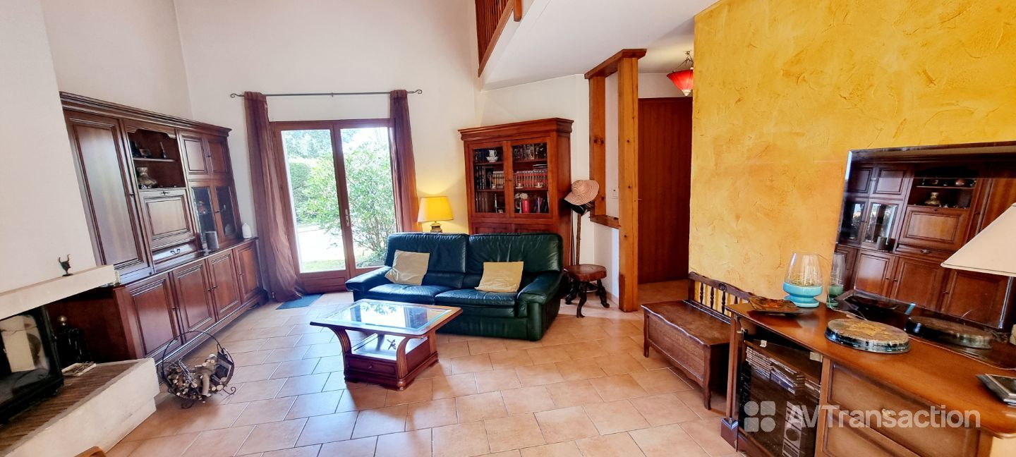 Maison landaise en lisière de forêt.