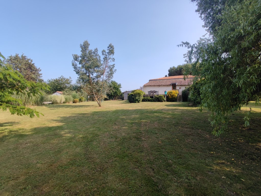A 6 Km du centre de Gémozac