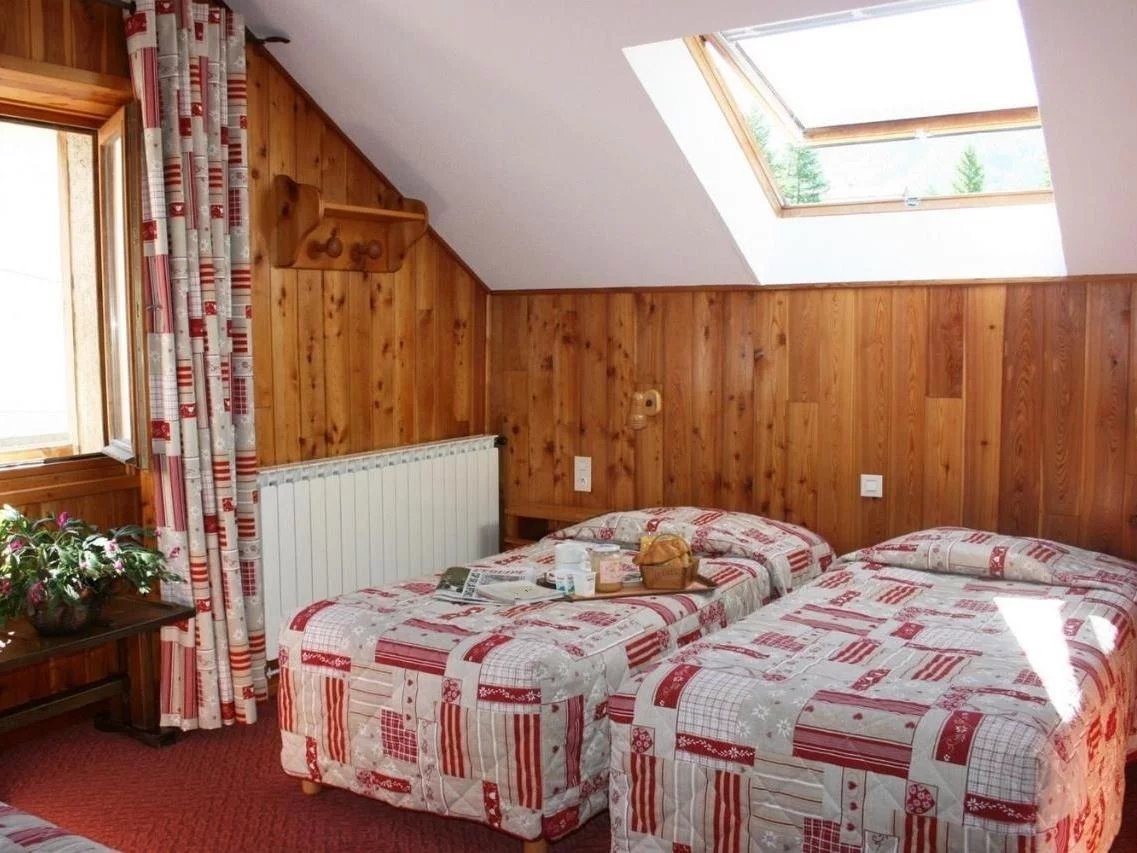 Immeuble commercial à vendre  - 20 pièce(s) - 830m2 - Molines-en-queyras (05350)