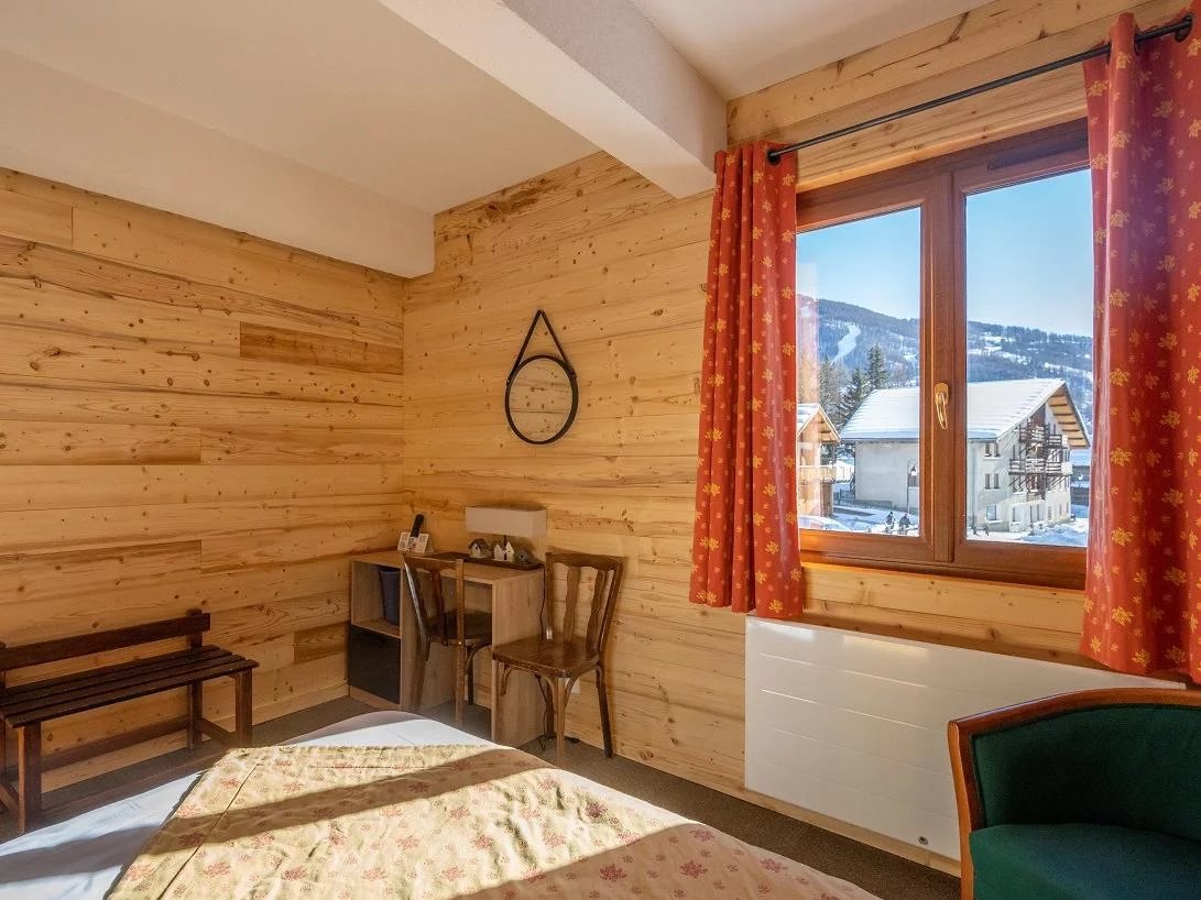 Immeuble commercial à vendre  - 20 pièce(s) - 830m2 - Molines-en-queyras (05350)