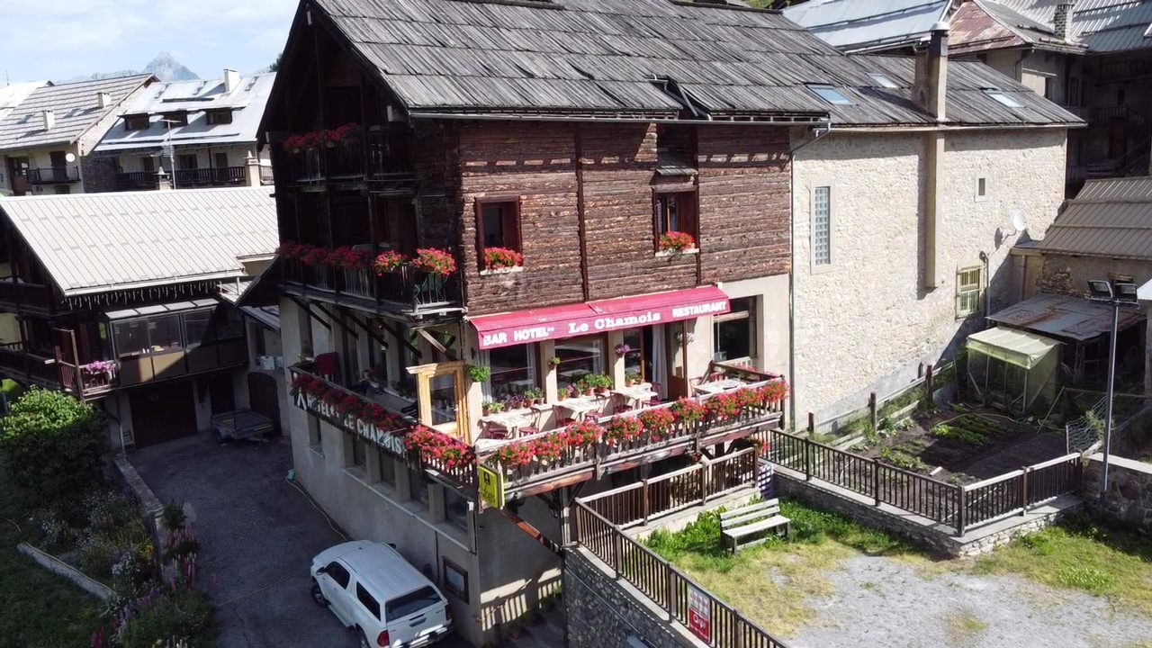 Immeuble commercial à vendre  - 20 pièce(s) - 830m2 - Molines-en-queyras (05350)