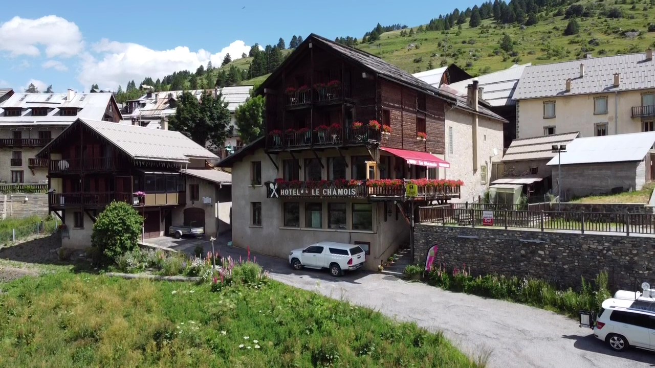 Immeuble commercial à vendre  - 20 pièce(s) - 830m2 - Molines-en-queyras (05350)