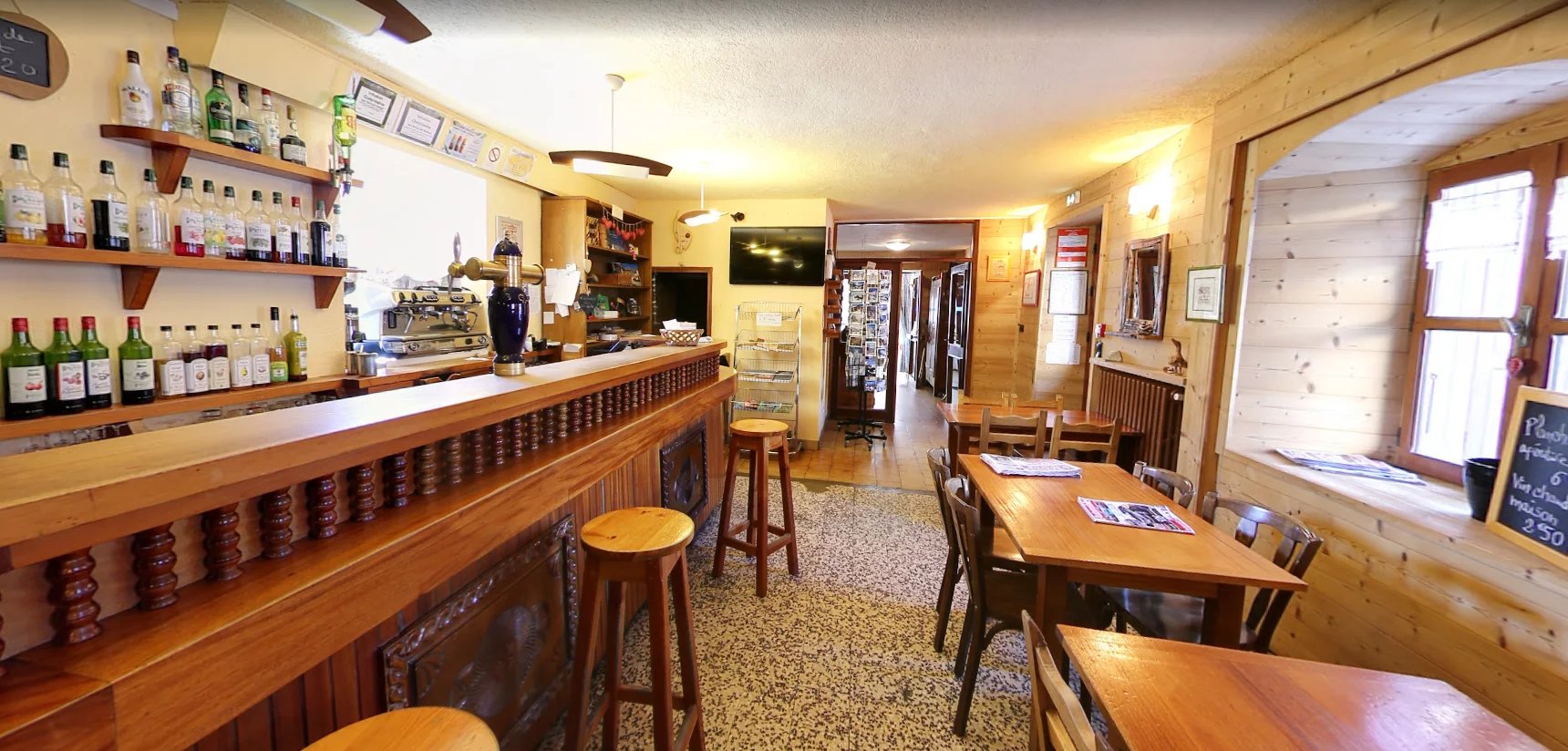 Immeuble commercial à vendre  - 20 pièce(s) - 830m2 - Molines-en-queyras (05350)