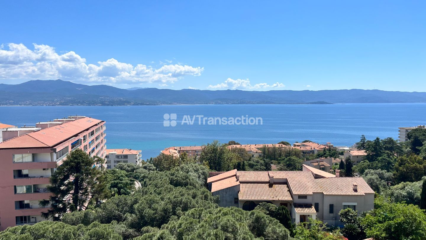 Ajaccio Parc Berthault Duplex d'exception à vendre avec vue me.