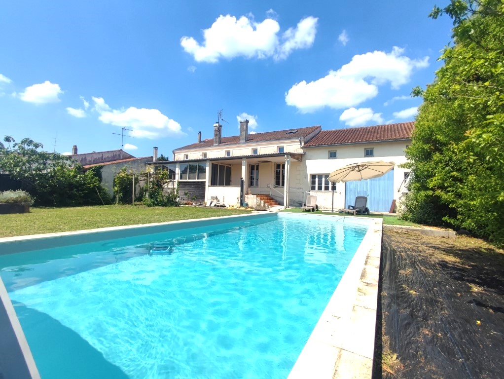 Maison à vendre  - 7 pièce(s) - 190m2 - Pons (17800)