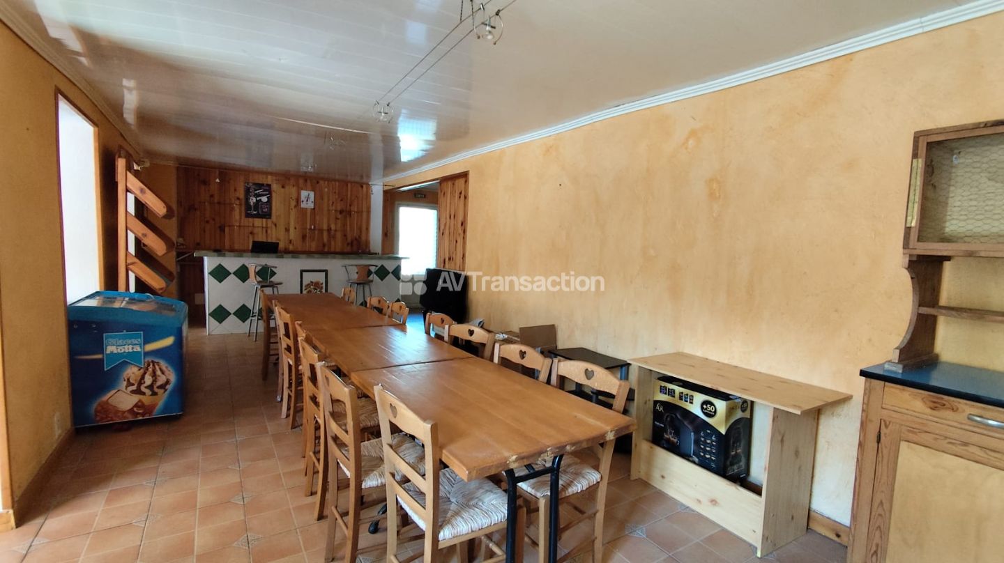Maison de village, 4 chambres, salle / atelier lumineux, garage