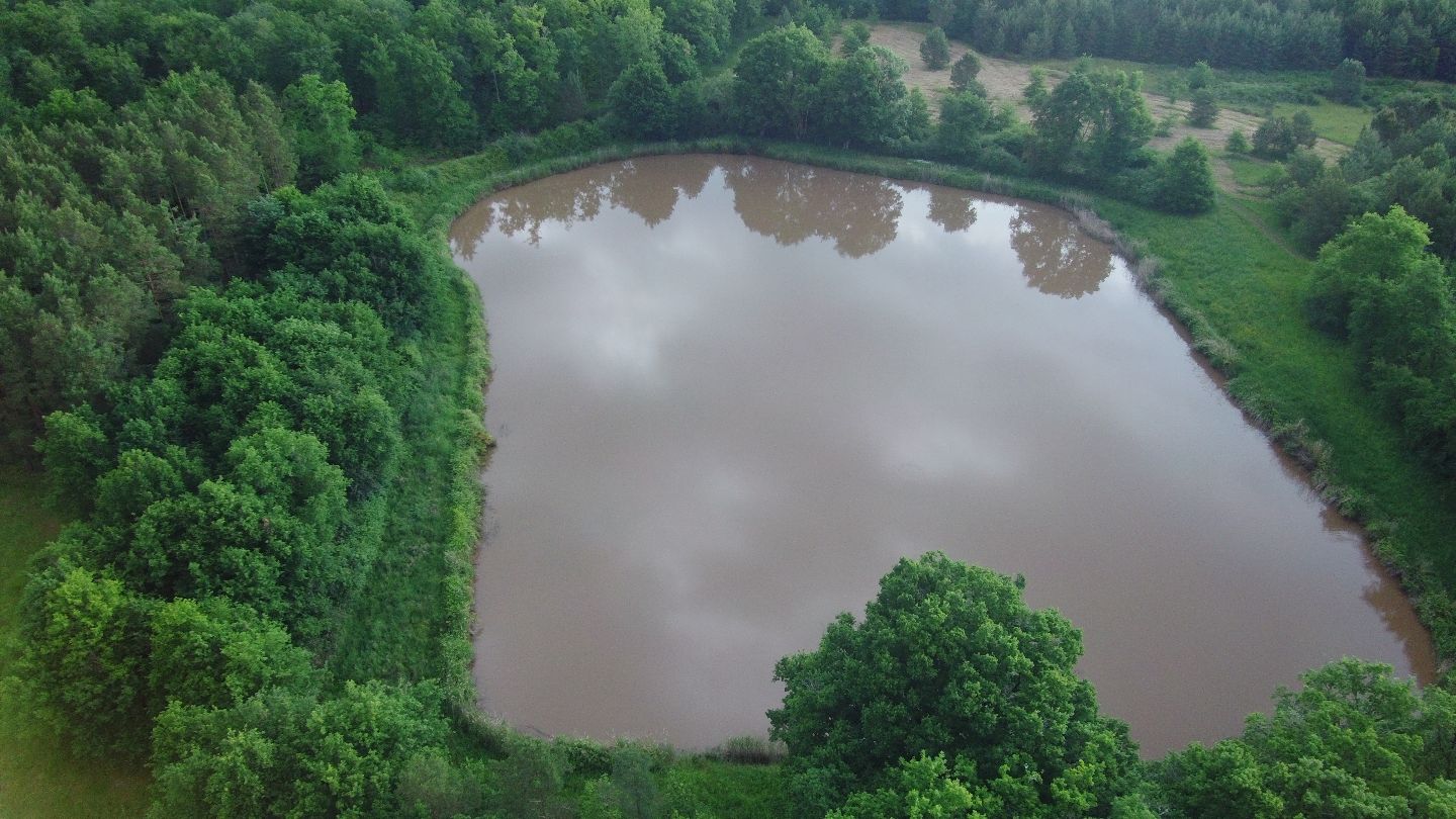 Étang d'environ 1,2 ha sur 25600m² de Terrain