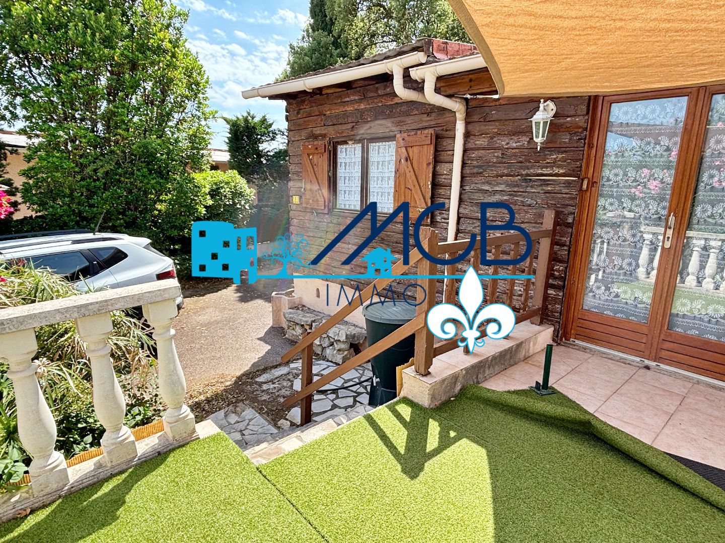 Chalet à rénover dans domaine sécurisé avec piscine