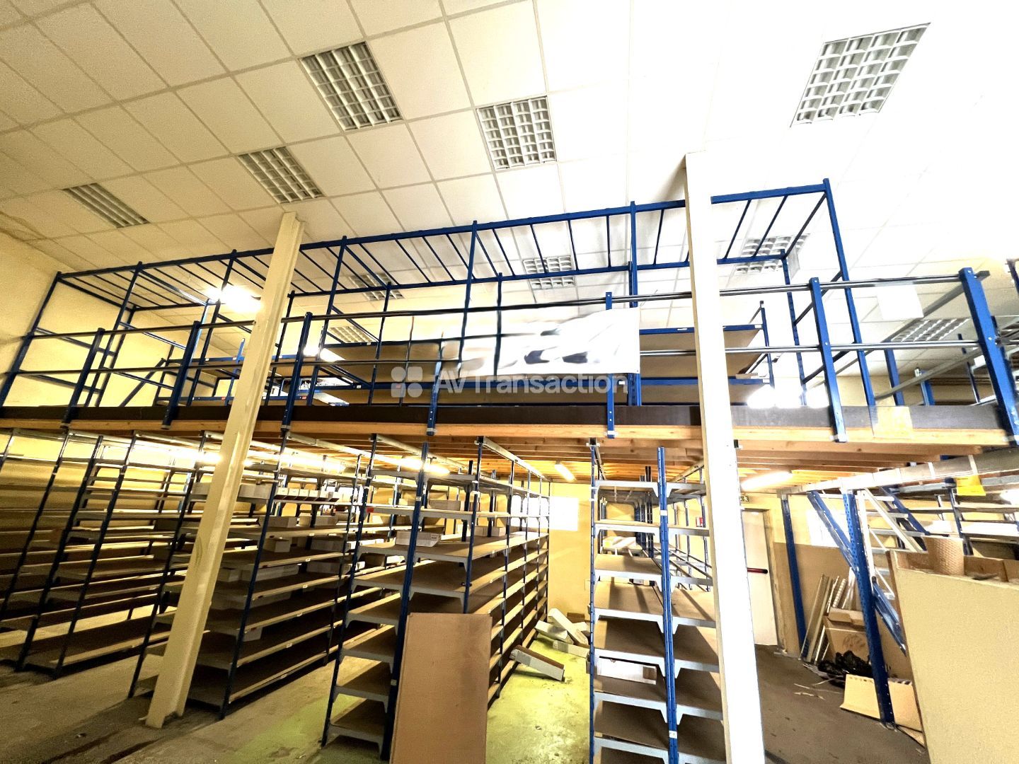 Entrepots et Bureaux à vendre  - 5 pièce(s) - 469m2 - Saint Germain En Laye (78100)
