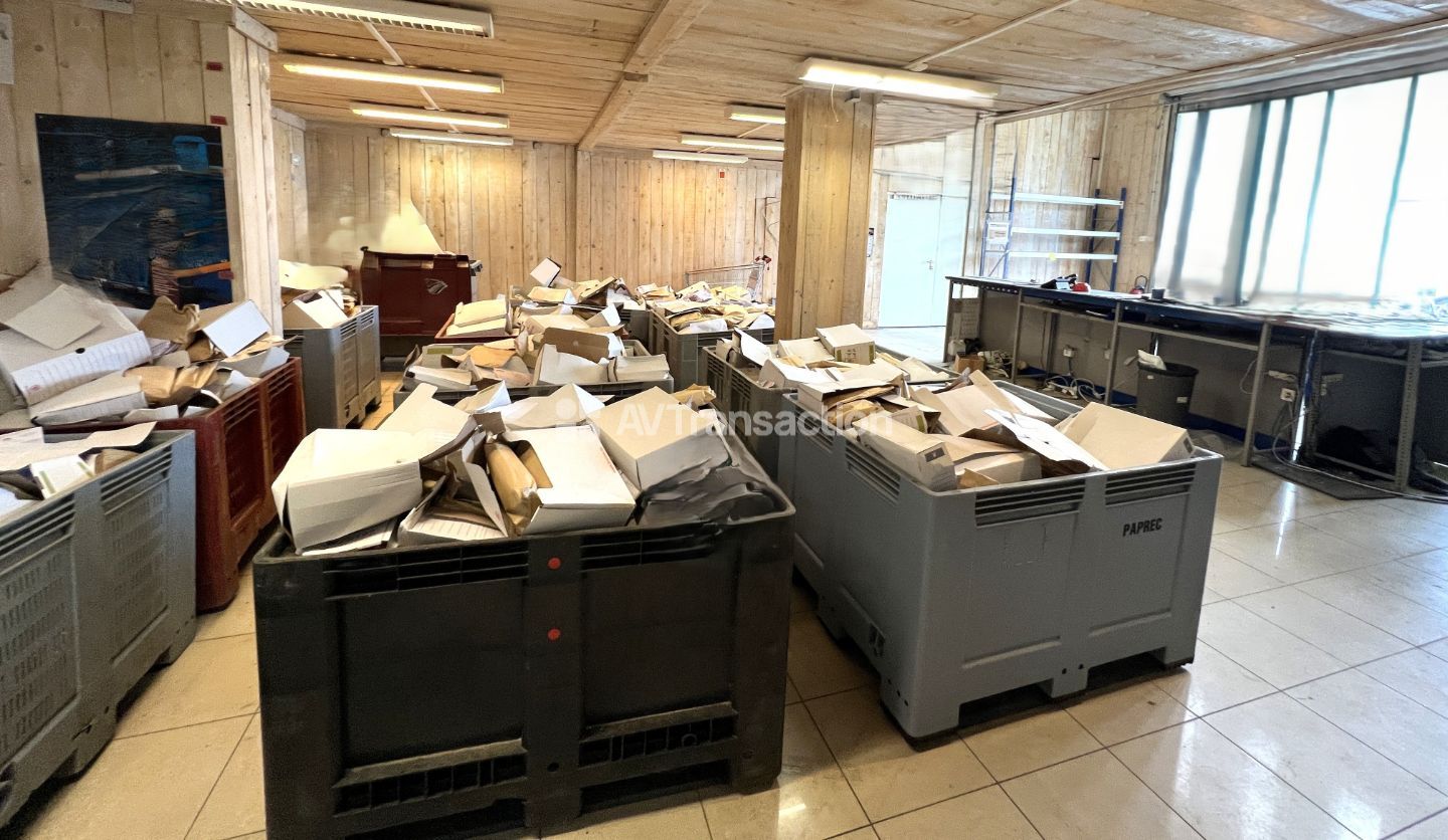 Entrepots et Bureaux à vendre  - 5 pièce(s) - 469m2 - Saint Germain En Laye (78100)