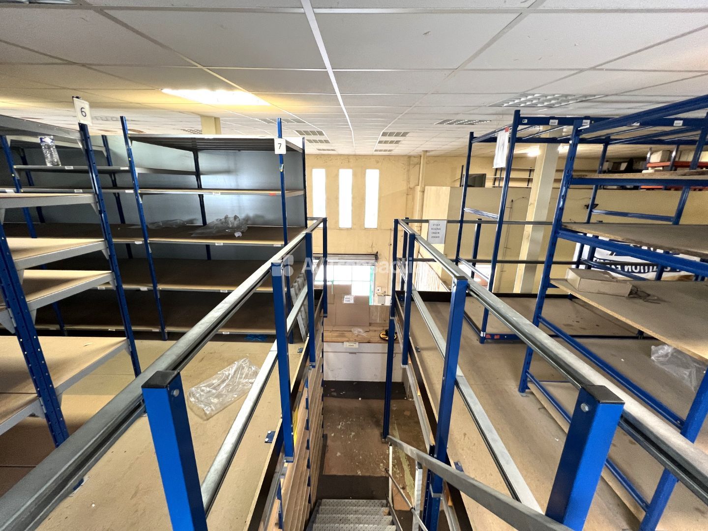 Entrepots et Bureaux à vendre  - 5 pièce(s) - 469m2 - Saint Germain En Laye (78100)