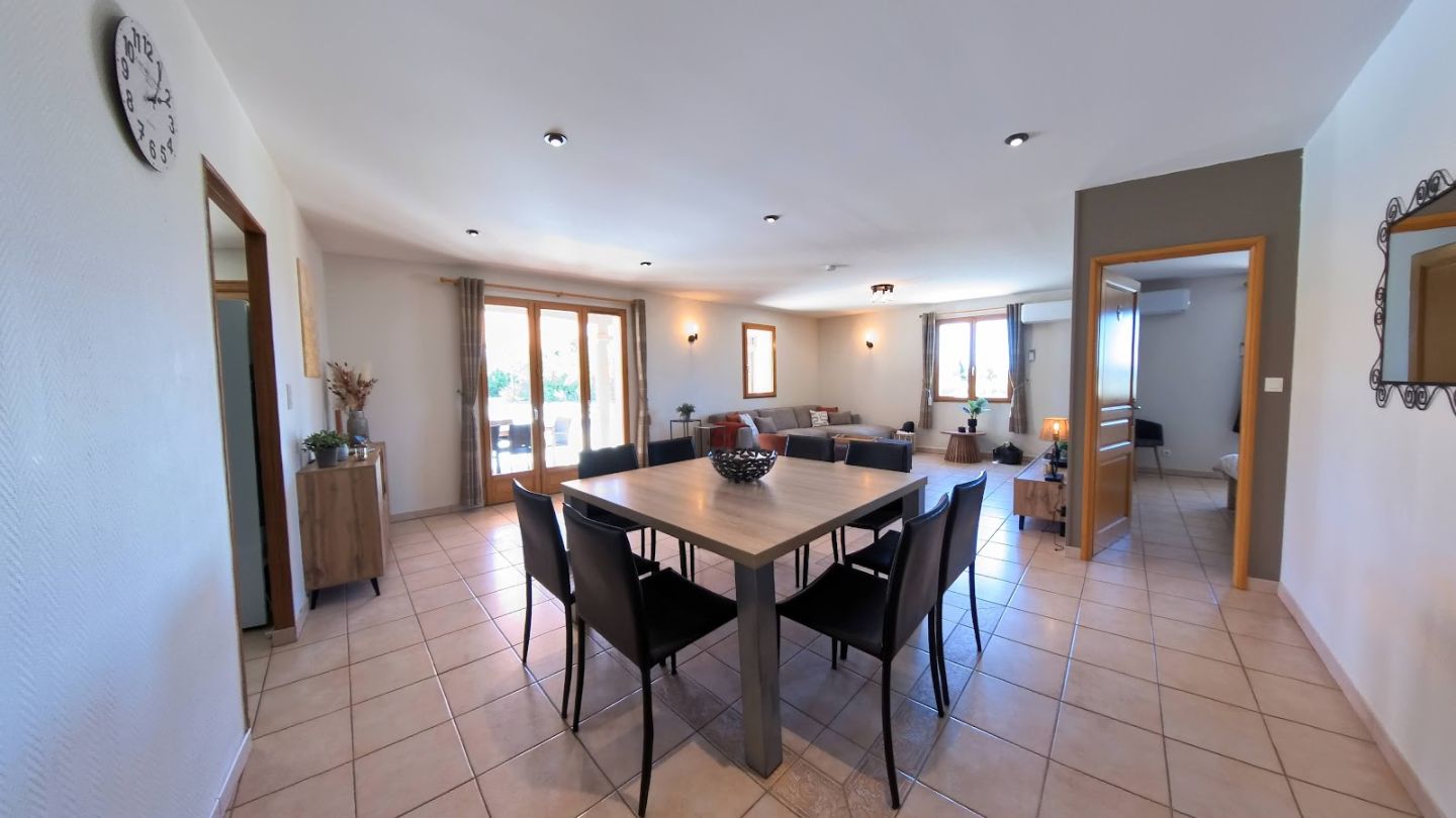 Villa 135m² avec 3 chambres, piscine, 2100m² à Castelnau-d'Aude