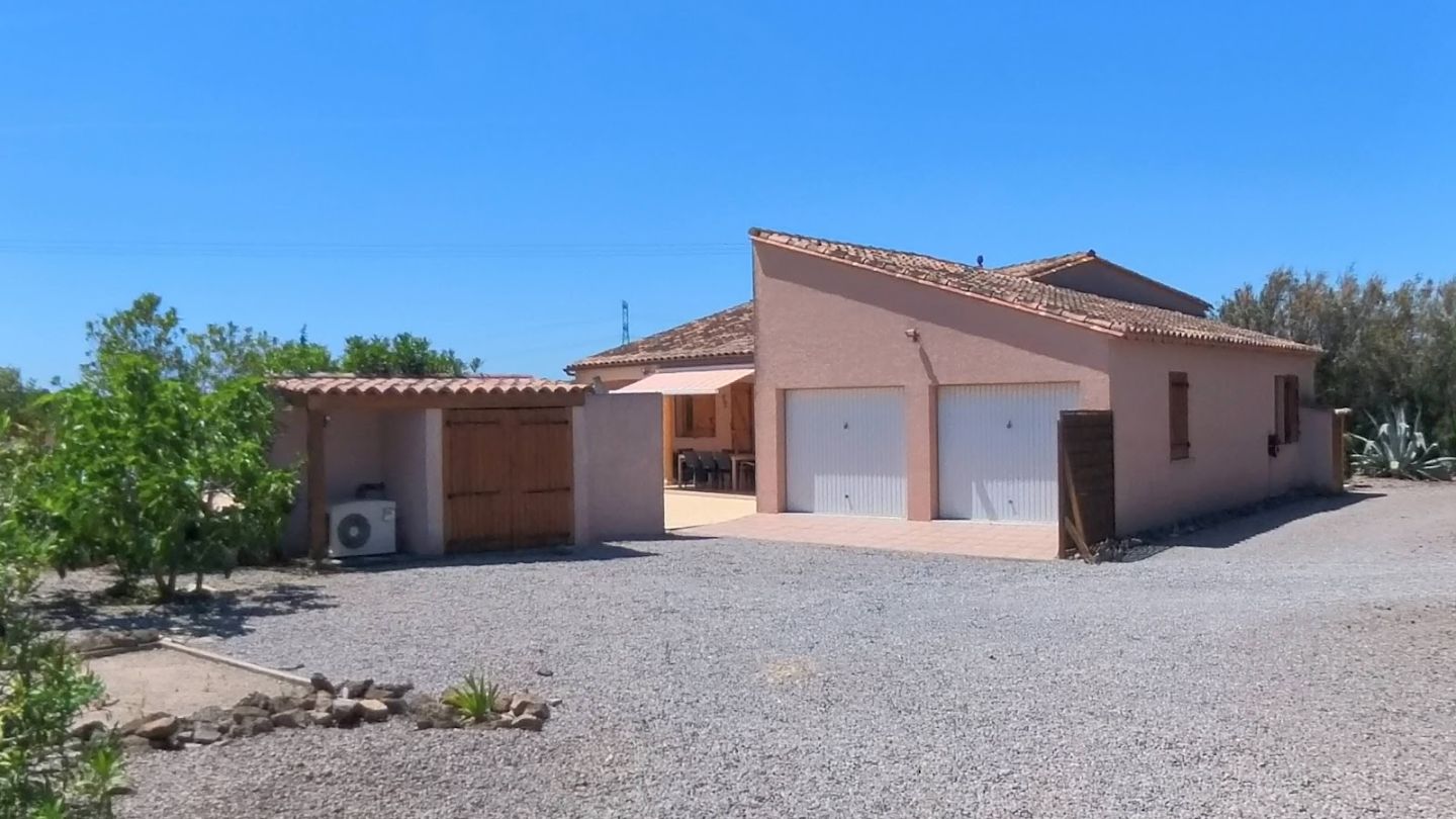 Villa 135m² avec 3 chambres, piscine, 2100m² à Castelnau-d'Aude