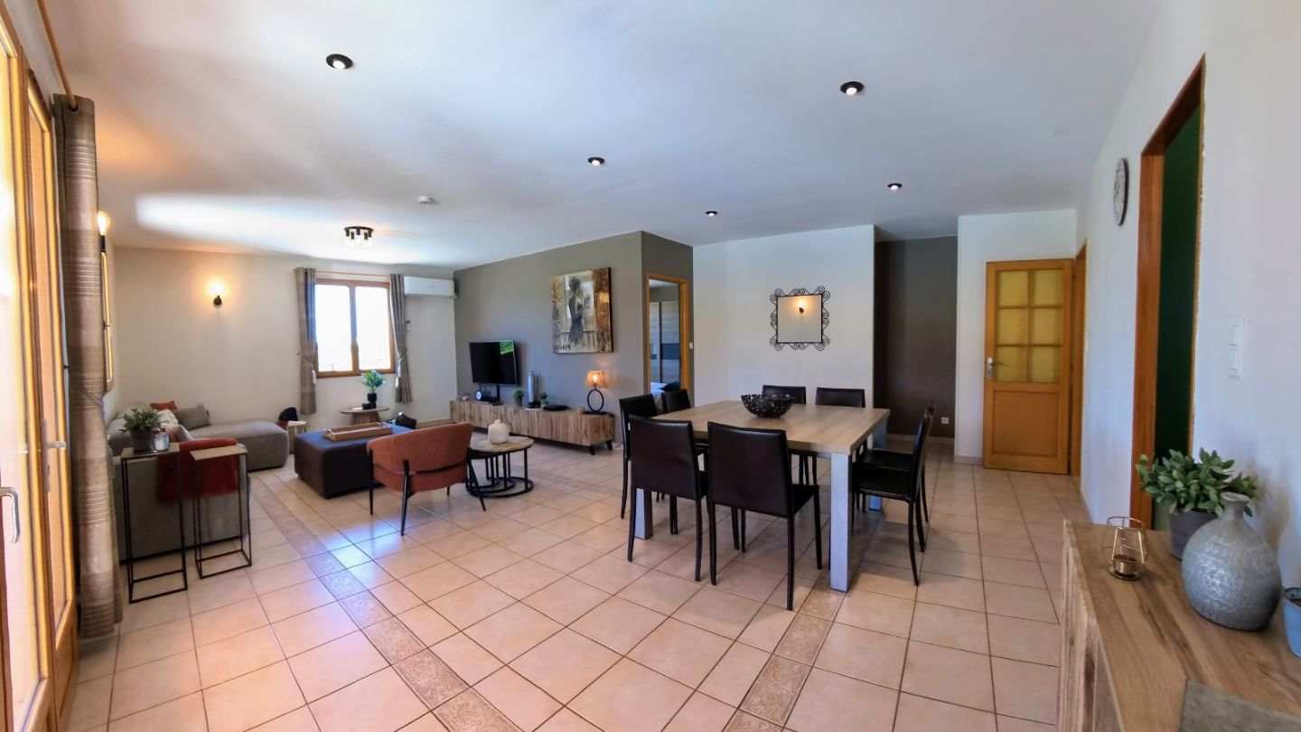 Villa 135m² avec 3 chambres, piscine, 2100m² à Castelnau-d'Aude
