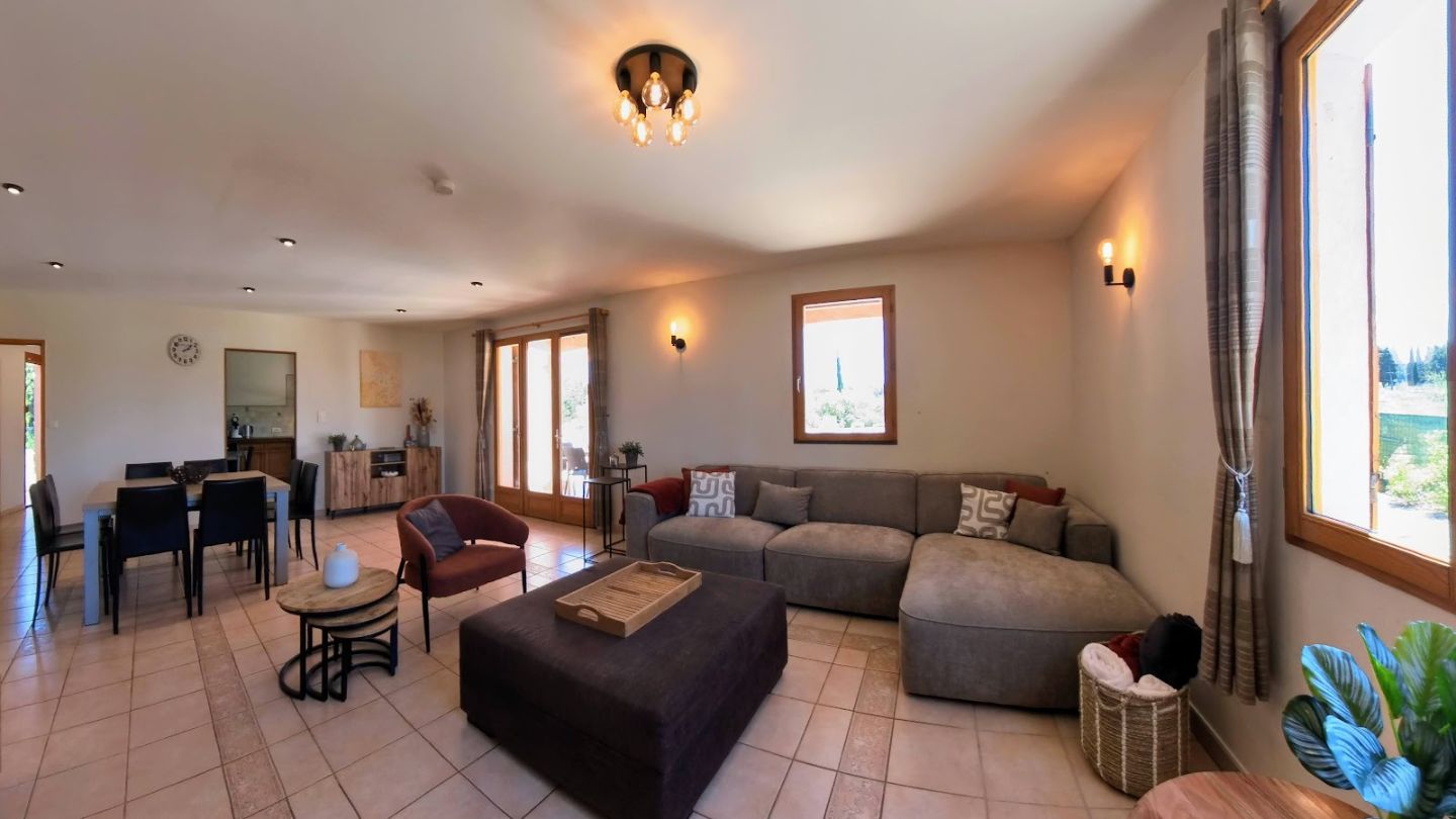 Villa 135m² avec 3 chambres, piscine, 2100m² à Castelnau-d'Aude