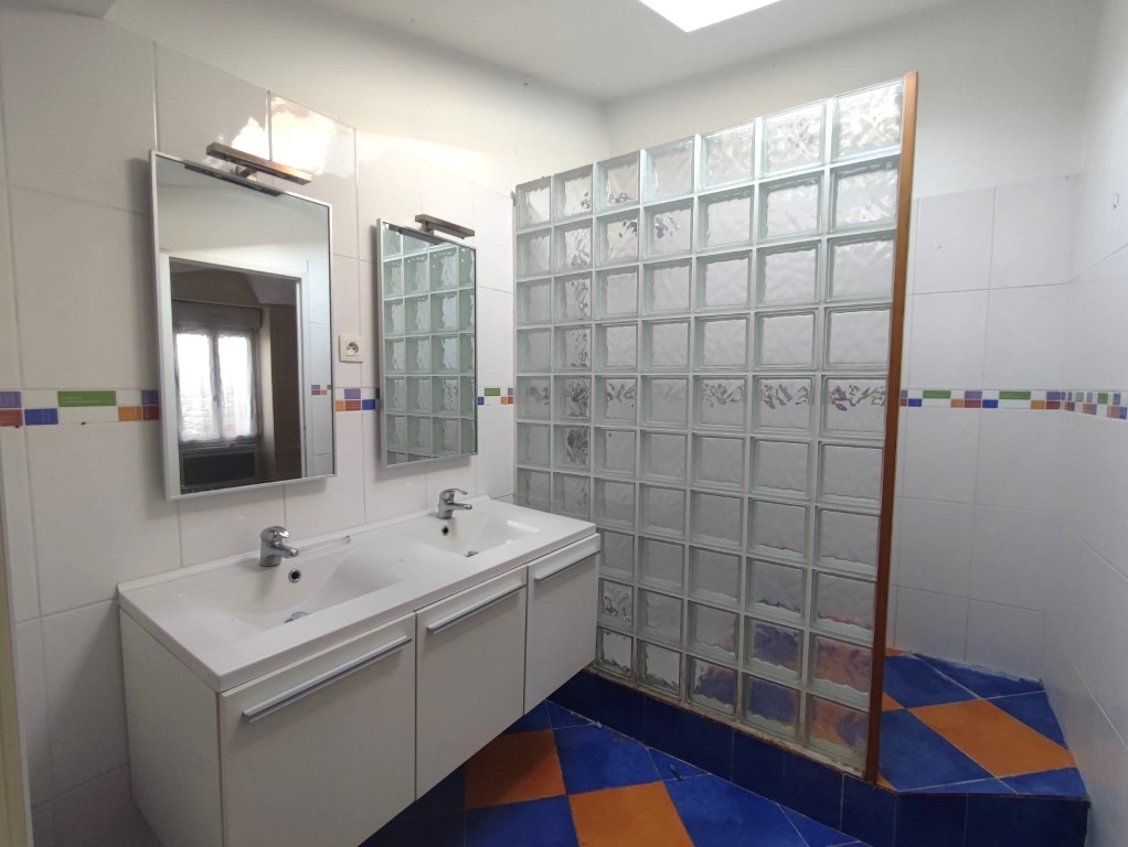 Immeuble à vendre  - 6 pièce(s) - 160m2 - Mortagne Sur Gironde (17120)