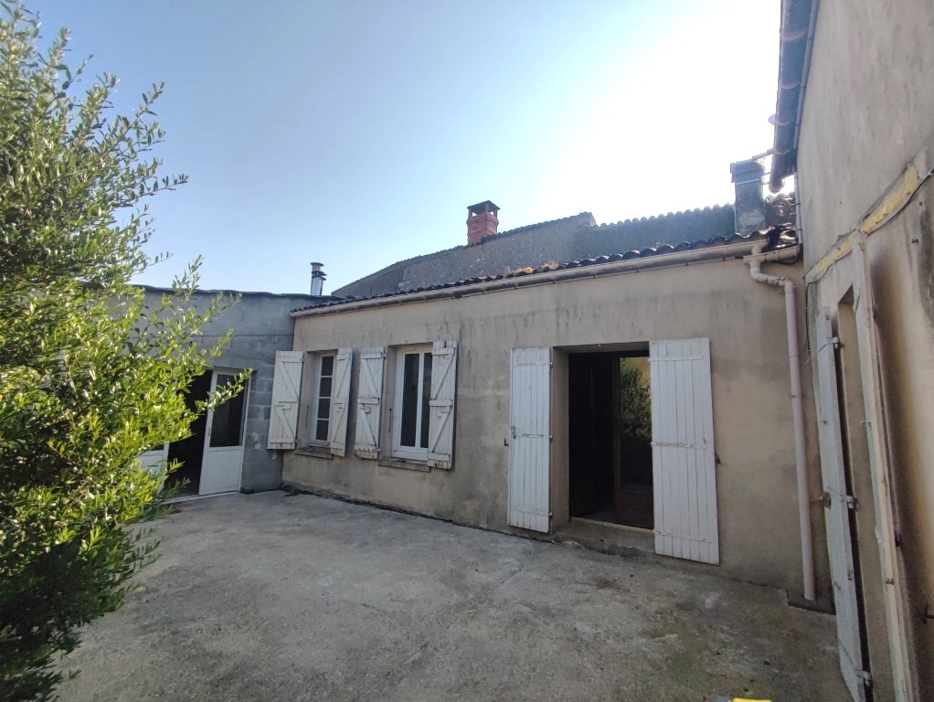 Immeuble à vendre  - 6 pièce(s) - 160m2 - Mortagne Sur Gironde (17120)