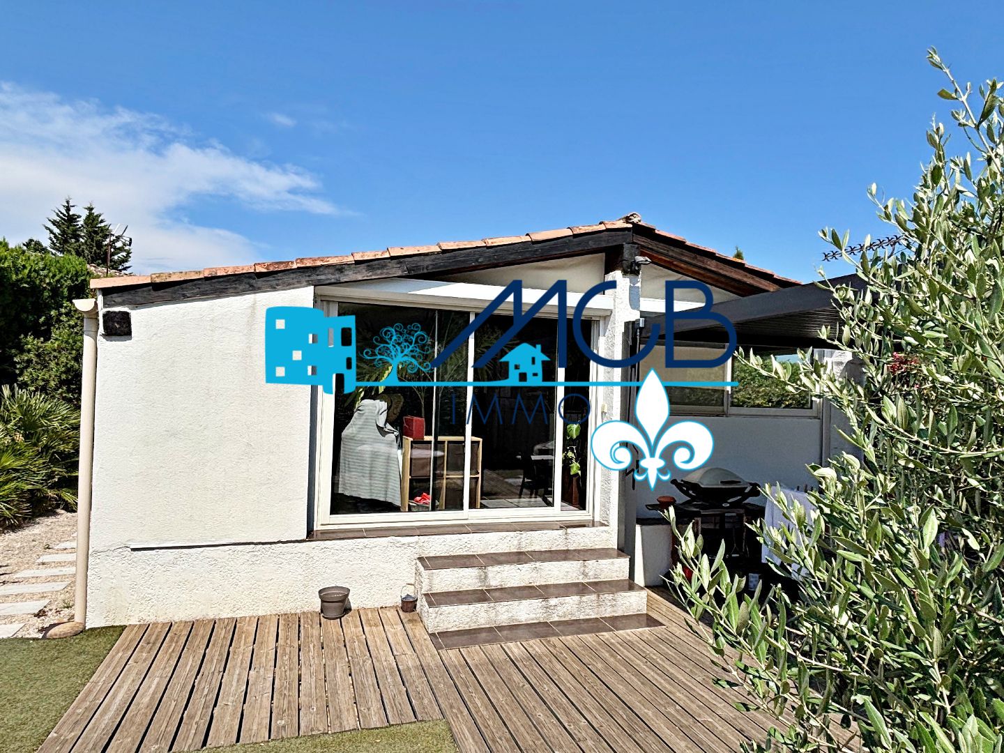 Maison dans domaine avec piscine